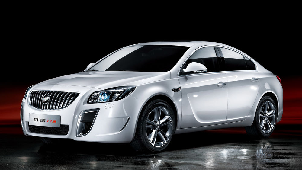 Обои для рабочего стола Белый седан Buick Regal GS стоит на мокром асфальте