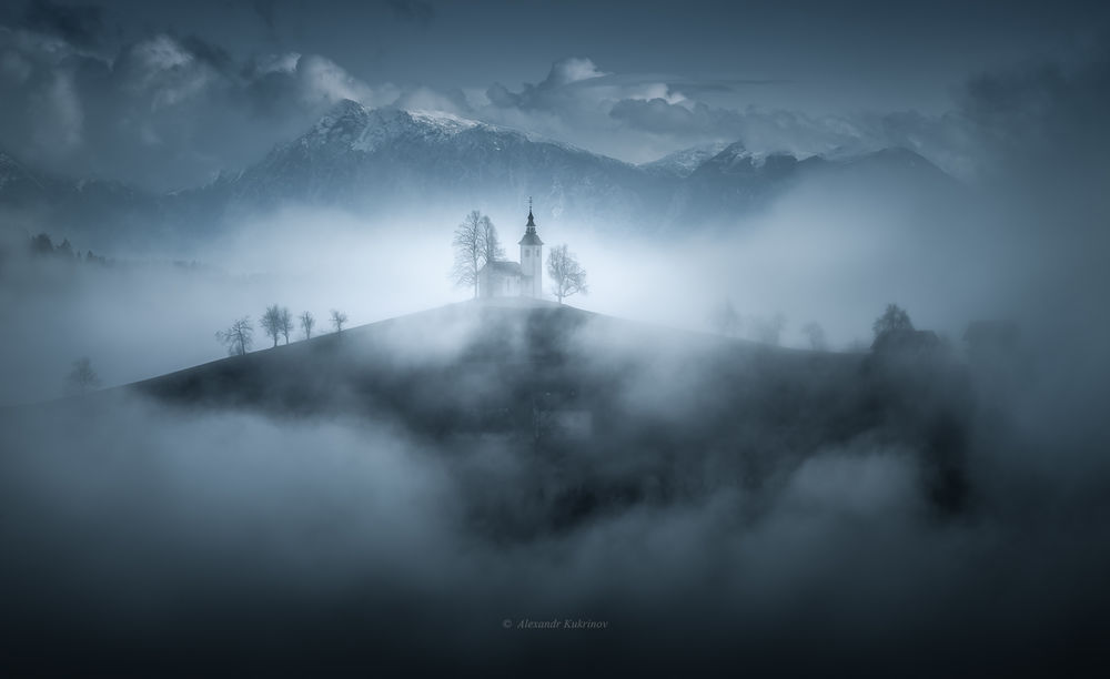 Обои для рабочего стола Церковь святого Томаша в осеннем утреннем тумане, Словения, фотограф Александр Кукринов