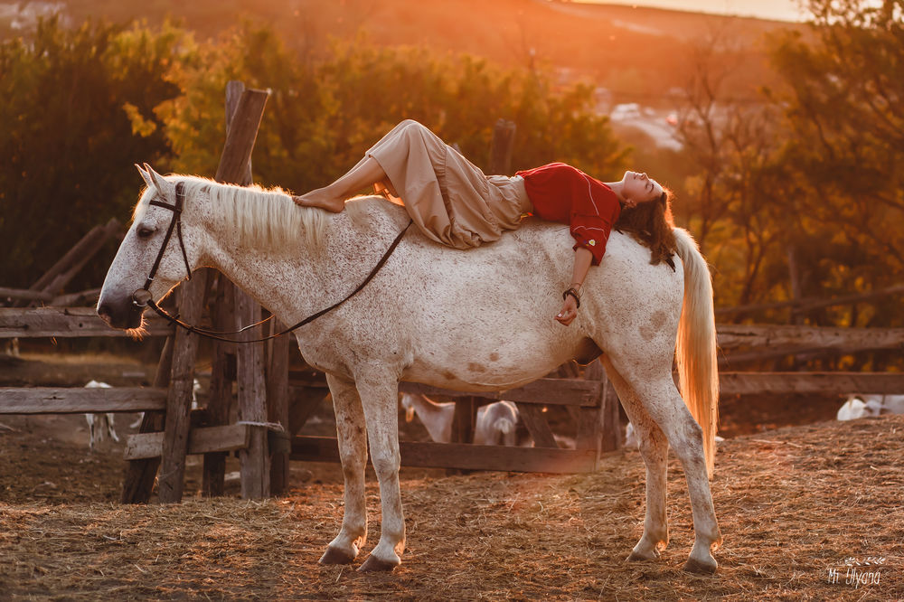Обои для рабочего стола Девушка Лена позирует на лошади. Фотограф Буканова / Мизинова Ульяна