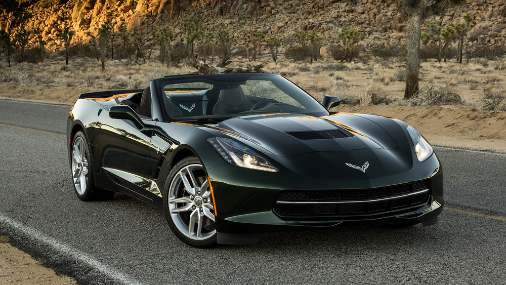 Обои для рабочего стола Черный кабриолет Chevrolet Corvette стоит на дороге