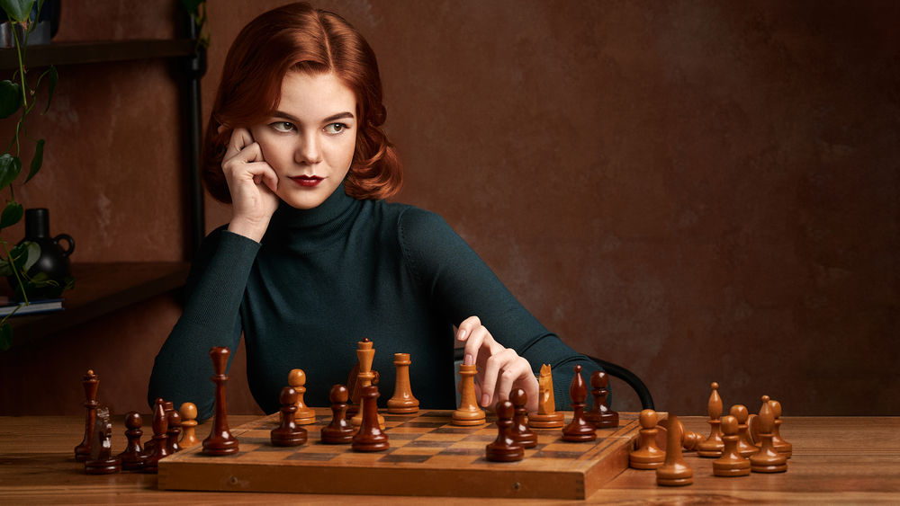 Обои для рабочего стола Девушка в образе персонажа сериала Ход Королевы / The Queens Gambit / Ферзевый гамбит. Фотограф Горшенин Сергей