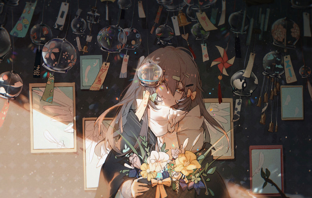 Обои для рабочего стола Девочка с букетом цветов стоит на фоне стены с рисунками и под множеством колокольчиков ветра