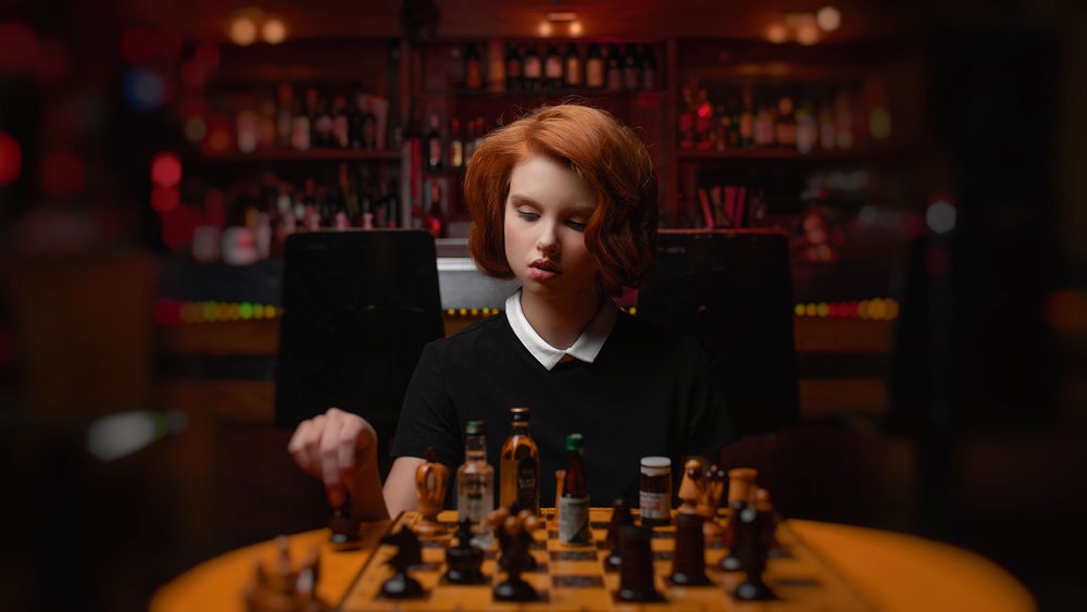 Обои для рабочего стола Девушка в образе персонажа сериала Ход Королевы / The Queens Gambit / Ферзевый гамбит, фотограф Janusz Zolnierczyk
