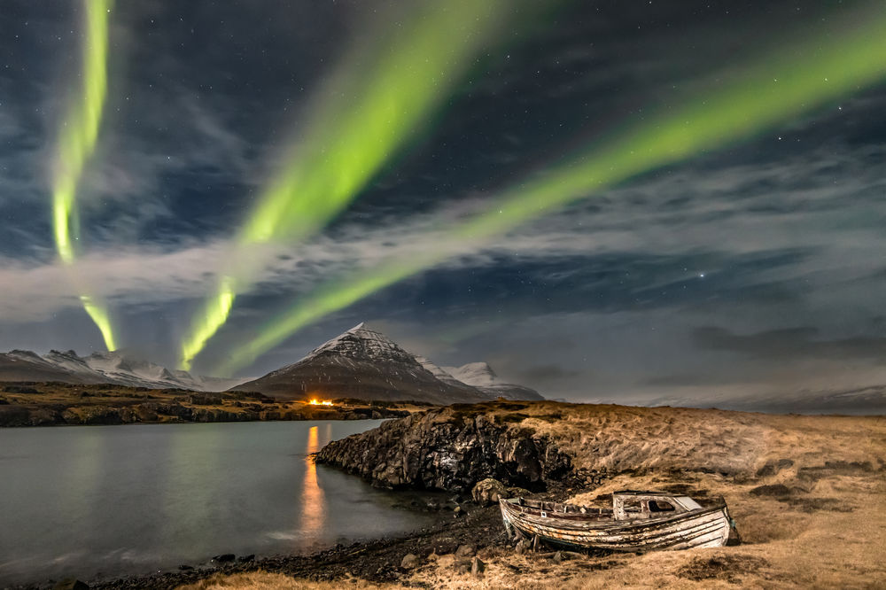 Обои для рабочего стола Северное сияние над озером, Iceland / Исландия. Фотограф Jacek Swiercz