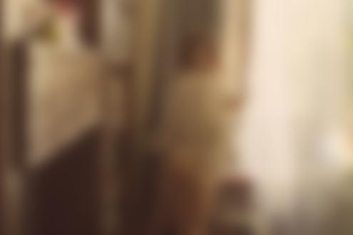 Обои для рабочего стола Модель Kayla Jean Garvin / Кайла Джин Гарвин с журналом в руке