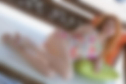 Обои на рабочий стол Рыжеволосая девушка-модель Heidi Romanova позирует на диване