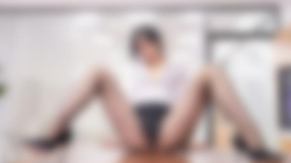 Красивая молодая азиатка с мохнаткой между ног - Порно Фото