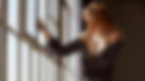 Обои для рабочего стола Девушка стоит у окна, фотограф Holly Randall