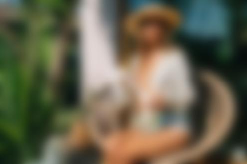 Обои для рабочего стола Модель в шляпе сидит на кресле, Фотограф Sophia Sinclair / София Синклер