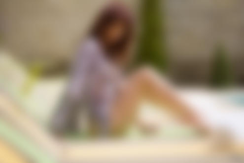 Обои на рабочий стол Девушка-модель Ariel Rebel позирует сидя в платье на шизлонге