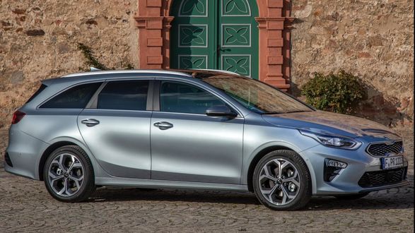 Обои на рабочий стол Серебристая машина на фоне старого дома Kia ceed SW