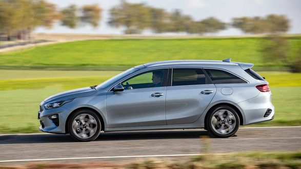 Обои на рабочий стол Серебряная машина Kia ceed SW едет по проселочной дороге