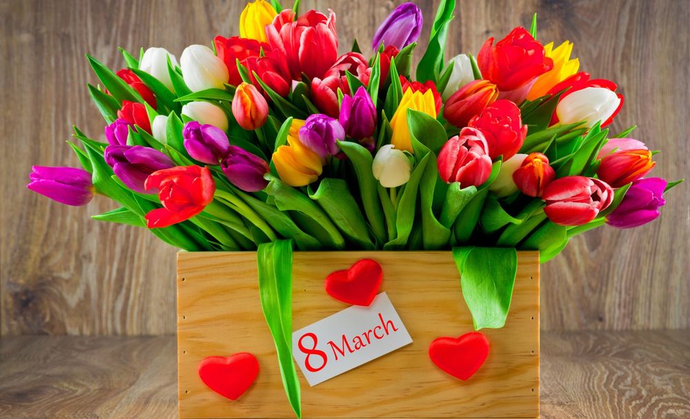 Обои для рабочего стола Большой букет разноцветных тюльпанов в деревянном ящике с сердечками и надписью 8 марта