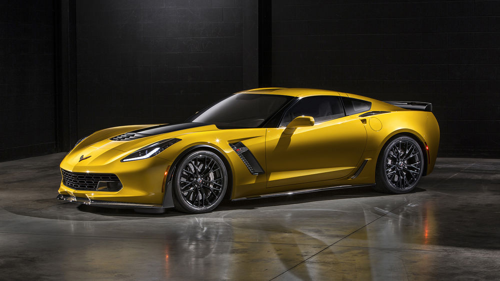 Обои для рабочего стола Спорткар желтого цвета Chevrolet Corvette Z06