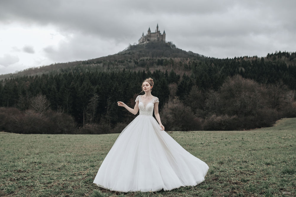 Обои для рабочего стола Девушка в свадебном платье коллекции Disney Fairy Tale Weddings Collection в стиле персонажа принцессы Диснея