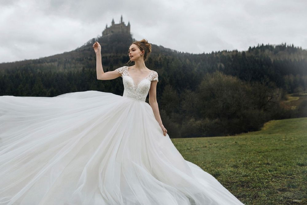 Обои для рабочего стола Девушка в свадебном платье коллекции Disney Fairy Tale Weddings Collection в стиле персонажа принцессы Диснея