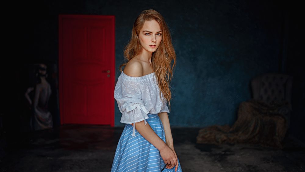 Обои для рабочего стола Модель Мария Кудрявцева стоит в комнате. Фотограф Georgy Chernyadyev