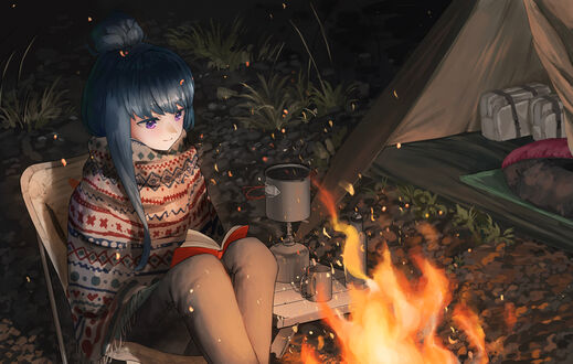 Обои на рабочий стол Rin Shima / Рин Сима из аниме Yuru Camp сидит возле костра