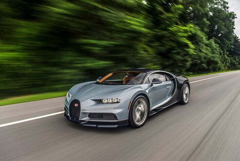 Обои на рабочий стол Гиперкар Bugatti Chiron мчится по лесной дороге