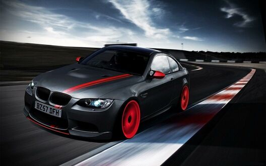 Обои на рабочий стол Мчащийся в сумерках автомобиль BMW