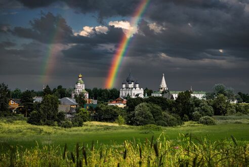 Обои на рабочий стол Радуга на облачном небе над городом, фотограф Екатерина