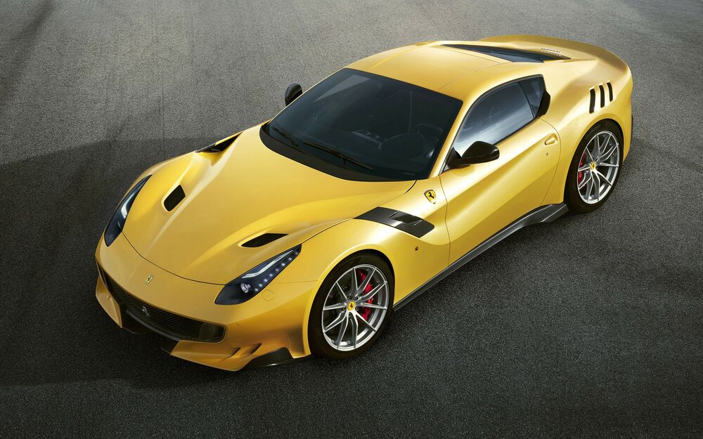Обои для рабочего стола Желтый спорткар Ferrari f12