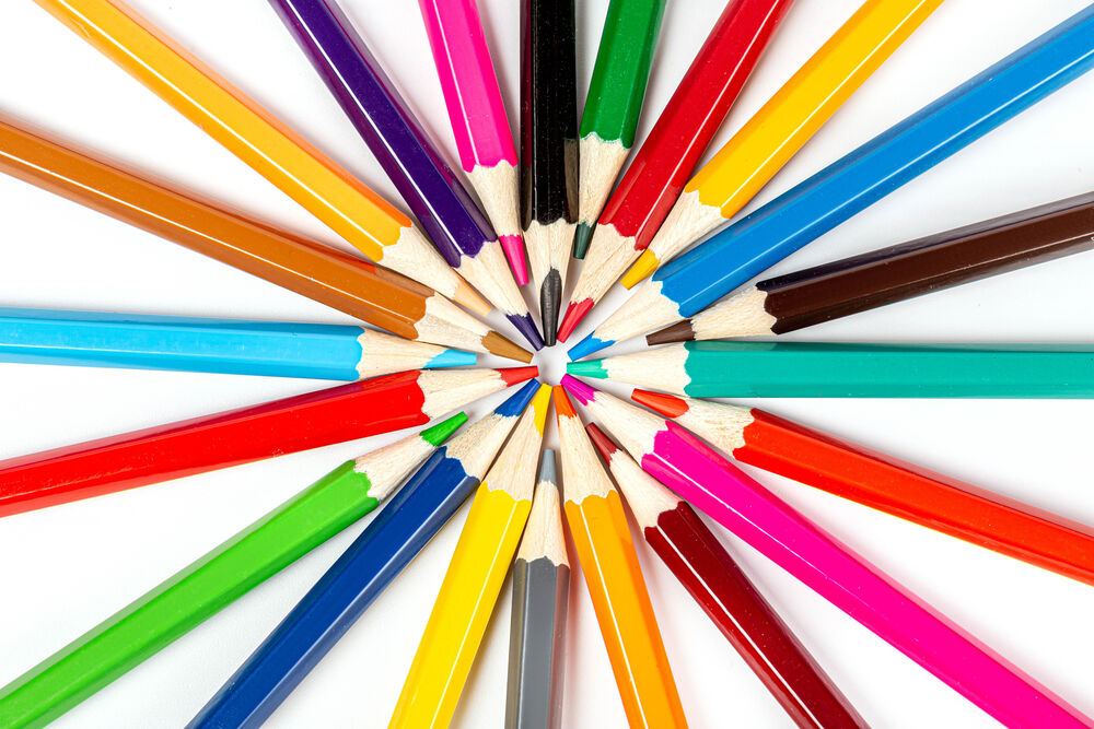 Обои для рабочего стола Разноцветные карандаши на белом фоне лежат по кругу остриями в центр