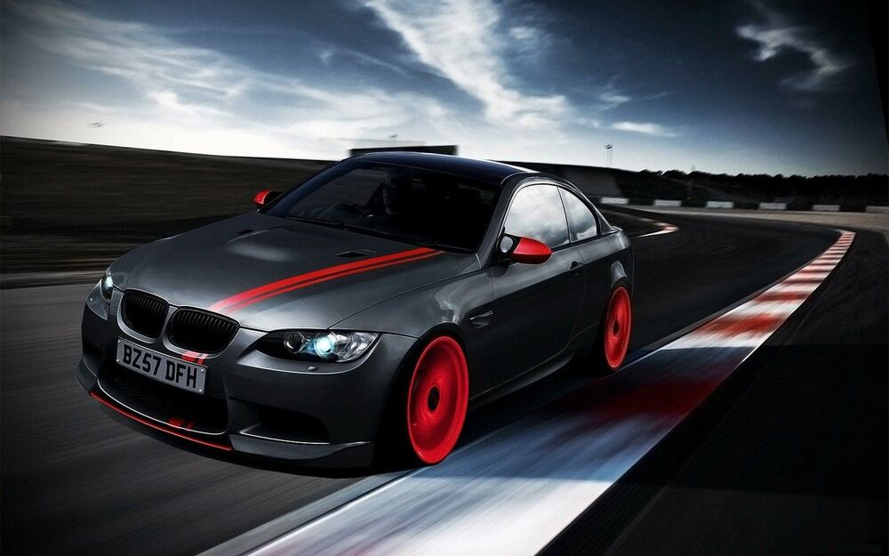 Обои для рабочего стола Мчащийся в сумерках автомобиль BMW