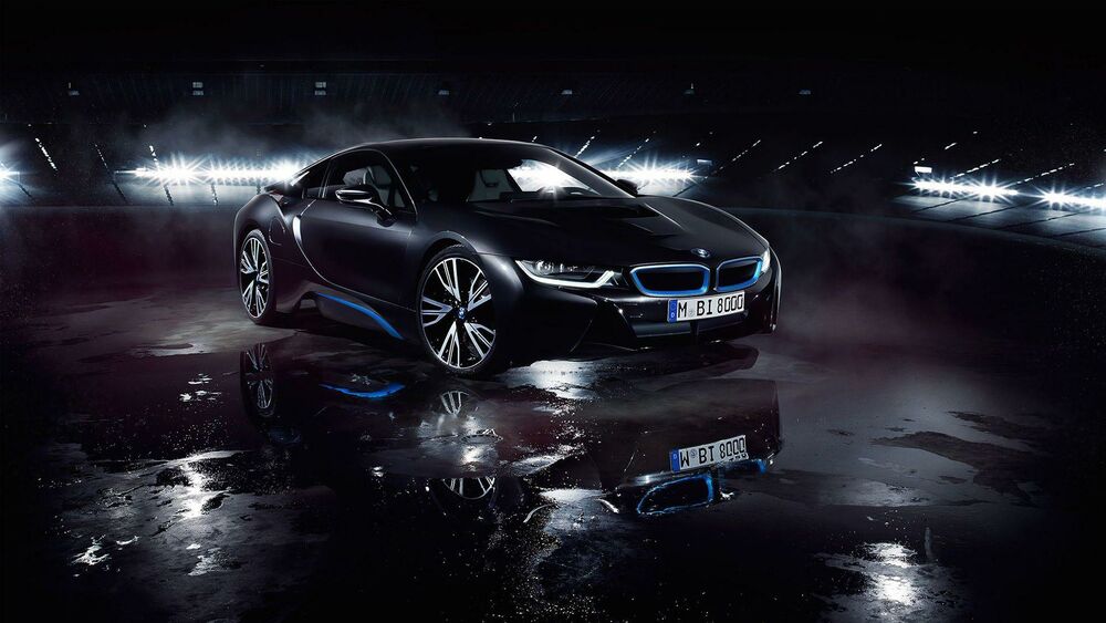 Обои для рабочего стола Черный автомобиль BMW i8 в свете софитов