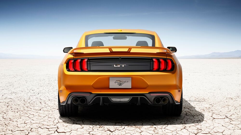 Обои для рабочего стола Желтый Forg Mustang GT посреди пустыни