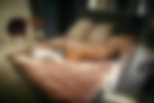 Обои для рабочего стола Обнаженная модель Юля Дмитриева позирует в комнате, лежа на кровати, фотограф Максим Чуприн