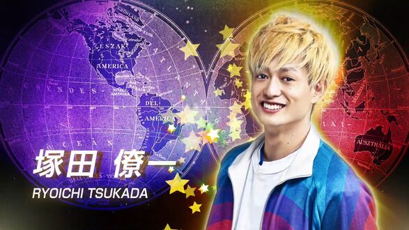 Обои на рабочий стол Певец и актер Цукада Реичи / Tsukada Ryoichi из группы A. B. C-Z стоит на фоне карты полушарий Земли, украшенных звездочками. Рядом его имя и фамилия, написанные кандзи и латиницей