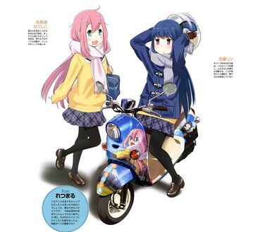 Обои на рабочий стол Rin Shima / Рин Сима сидит на мопеде, рядом Nadeshiko Kagamihara из аниме Yuru Camp / Девчачий кемпинг, by Tomoyasu Kurashime
