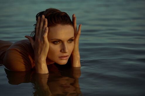 Обои на рабочий стол Девушка в воде, фотограф Дегтярева Анна