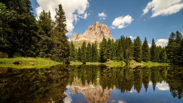 Обои на рабочий стол Одинокая скала посреди леса перед озером Meer, Cortina dAmpezzo, Veneto, Italy / Кортина-д’Ампеццо, Венето, Италия
