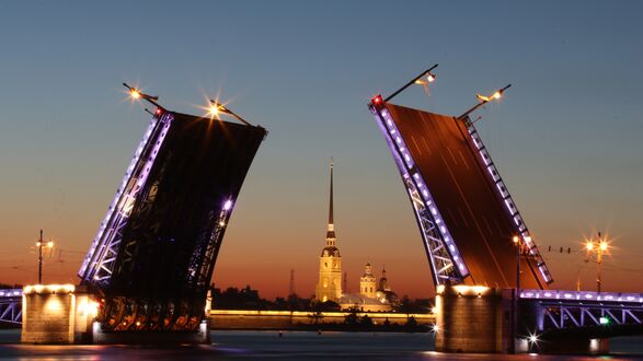 Обои на рабочий стол Мосты разводят вечером над Невой, Санкт-Петербург Россия