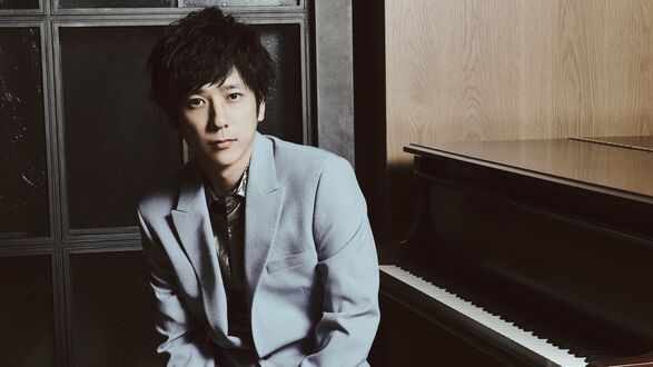 Обои на рабочий стол Певец, актер и телеведущий Ниномия Казунари / Ninomiya Kazunari из группы Араши / Arashi в костюме сидит рядом с роялем