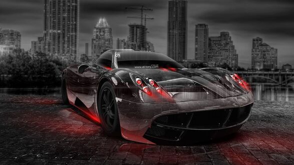 Обои на рабочий стол Спортивный автомобиль итальянской марки Pagani Huayra на фоне города