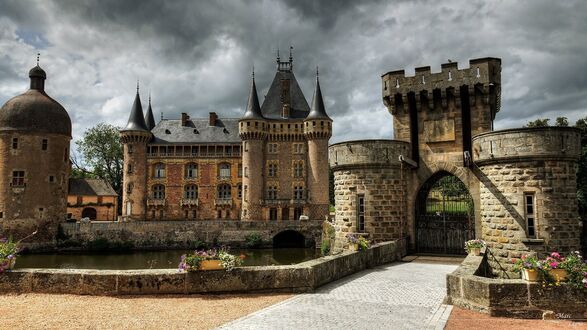 Обои на рабочий стол Château de La Clayette - замок 14-19 веков во французском городе Ла-Клайет, расположенном на юго-западе Бургундии, на севере исторической провинции Божоле