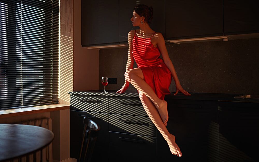 Обои для рабочего стола Модель Александра в красном платье сидит на столе, фотограф Sergey Fat