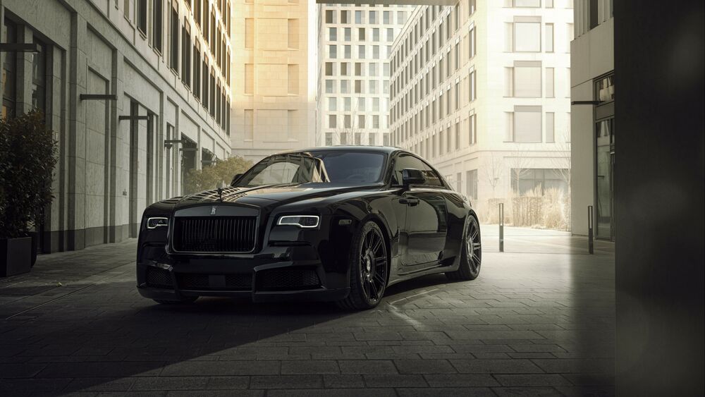 Обои для рабочего стола Черный автомобиль Роллс-Ройс / Rolls-Royce Wraith стоит на городской улице