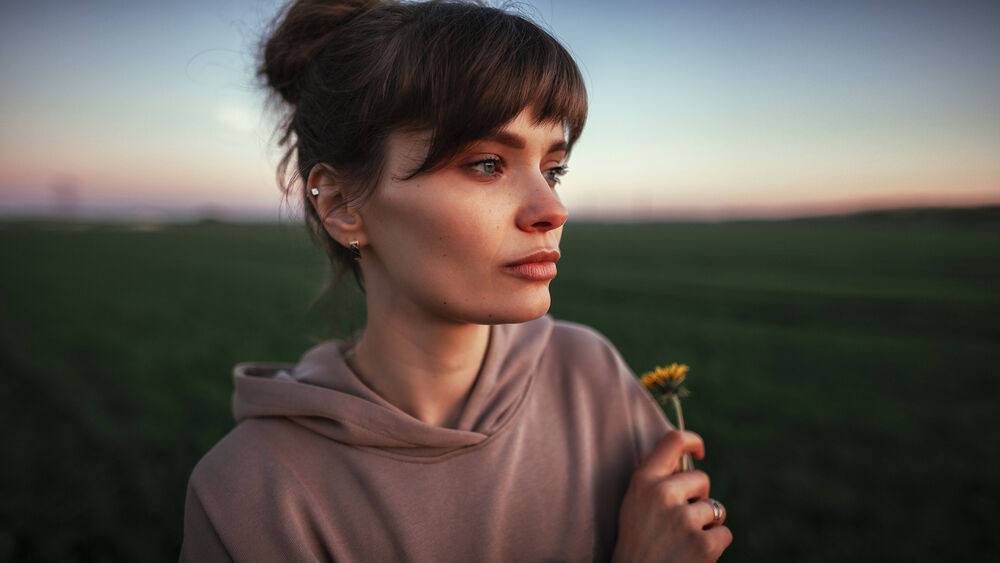 Обои для рабочего стола Модель Карина с одуванчиком в руке, фотограф Раков Виктор