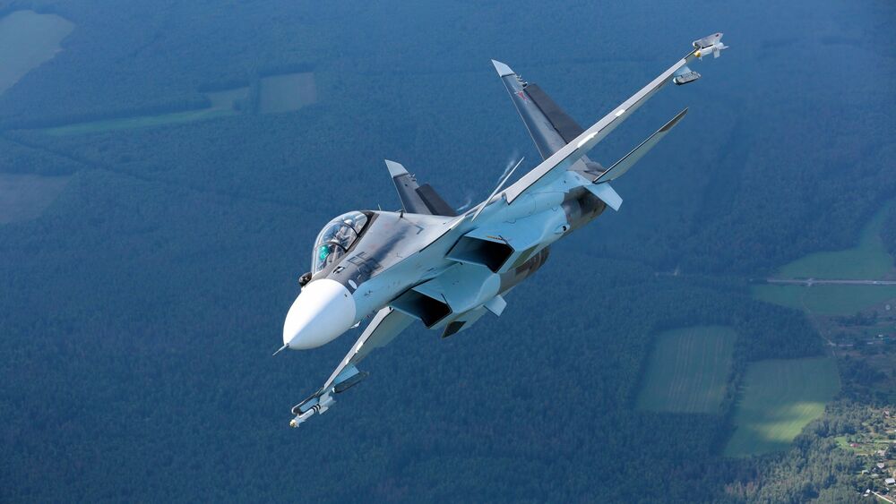 Обои для рабочего стола Двухместный истребитель Су-30СМ на развороте