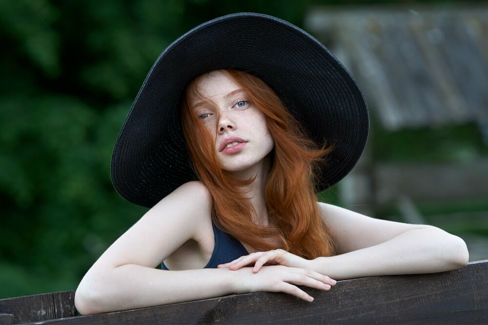 Обои для рабочего стола Девушка Катя в шляпе, фотограф Alexander Vinogradov