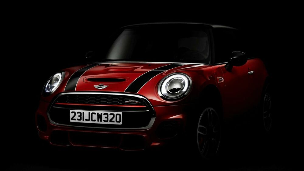 Обои для рабочего стола Mini Cooper - английский малолитражный автомобиль на черном фоне