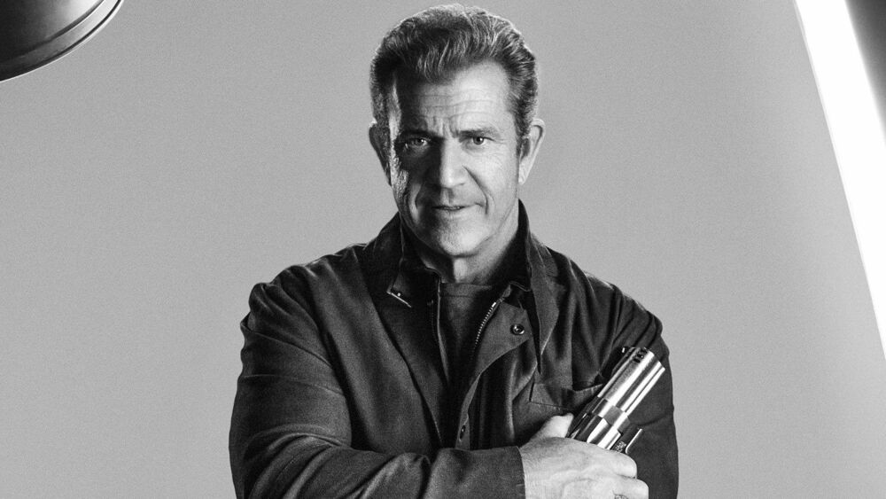 Обои для рабочего стола Известный американский киноактер Мел Гибсон / Mel Gibson с револьвером