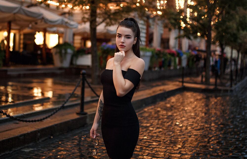 Обои для рабочего стола Анастасия Стах в черном платье на улице европейского города, фотограф Hakan Erenler