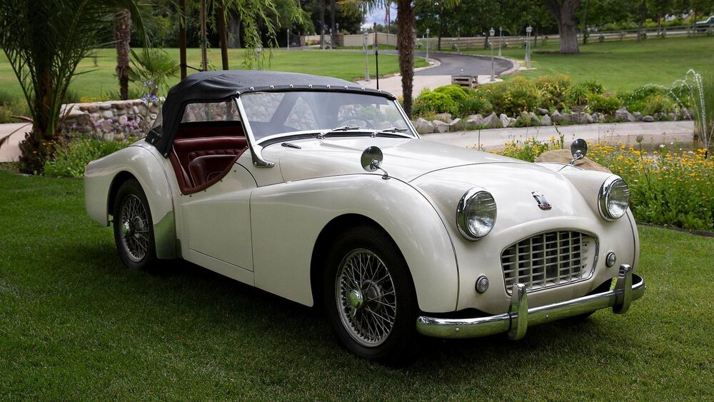 Обои для рабочего стола Белый ретро-автомобиль Триумф / Triumph TR3, модель 1957 года