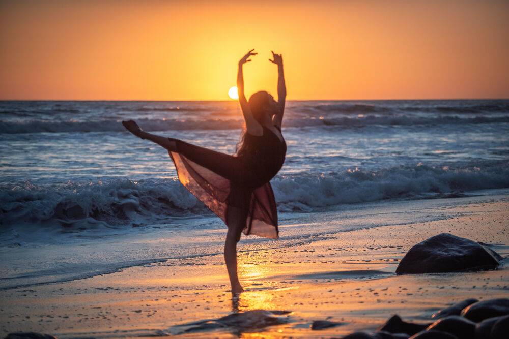 Обои для рабочего стола Модель - балерина позирует на пляже Малибу на фоне заката солнца