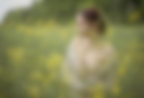 Обои на рабочий стол Девушка с оголенной грудью стоит на цветущем поле, фотограф Klimenko Gennadiy